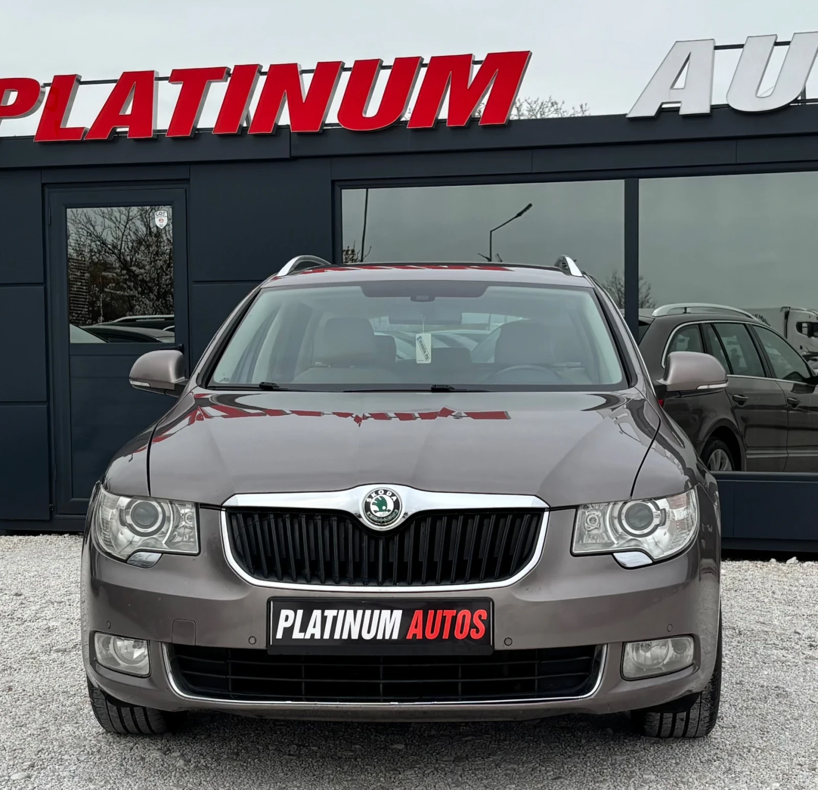 Skoda Superb 2.0TDI/AVTOMAT/MAX MAX FULL, снимка 2 - Автомобили и джипове - 54178391