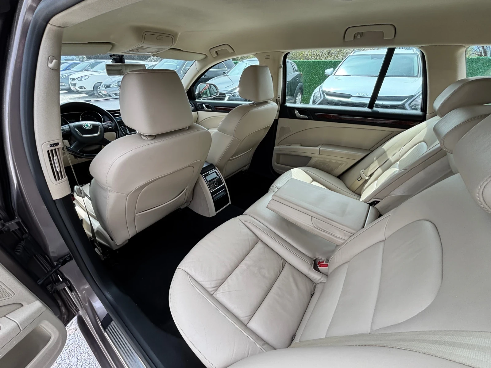 Skoda Superb 2.0TDI/AVTOMAT/MAX MAX FULL, снимка 6 - Автомобили и джипове - 54178391