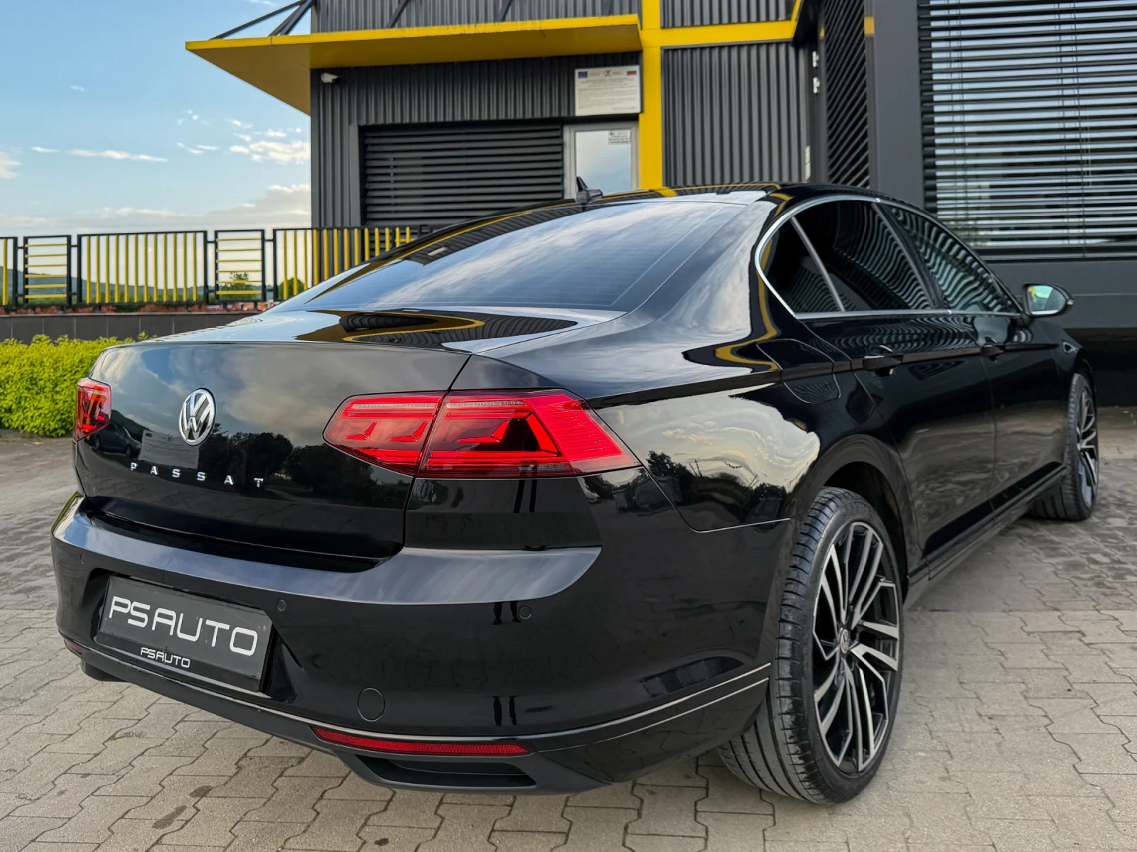 VW Passat iQ.LIGHT / ДИГИТАЛ / КОЖА / CarPlay / ЕЛ СЕДАЛКИ, снимка 6 - Автомобили и джипове - 54512815