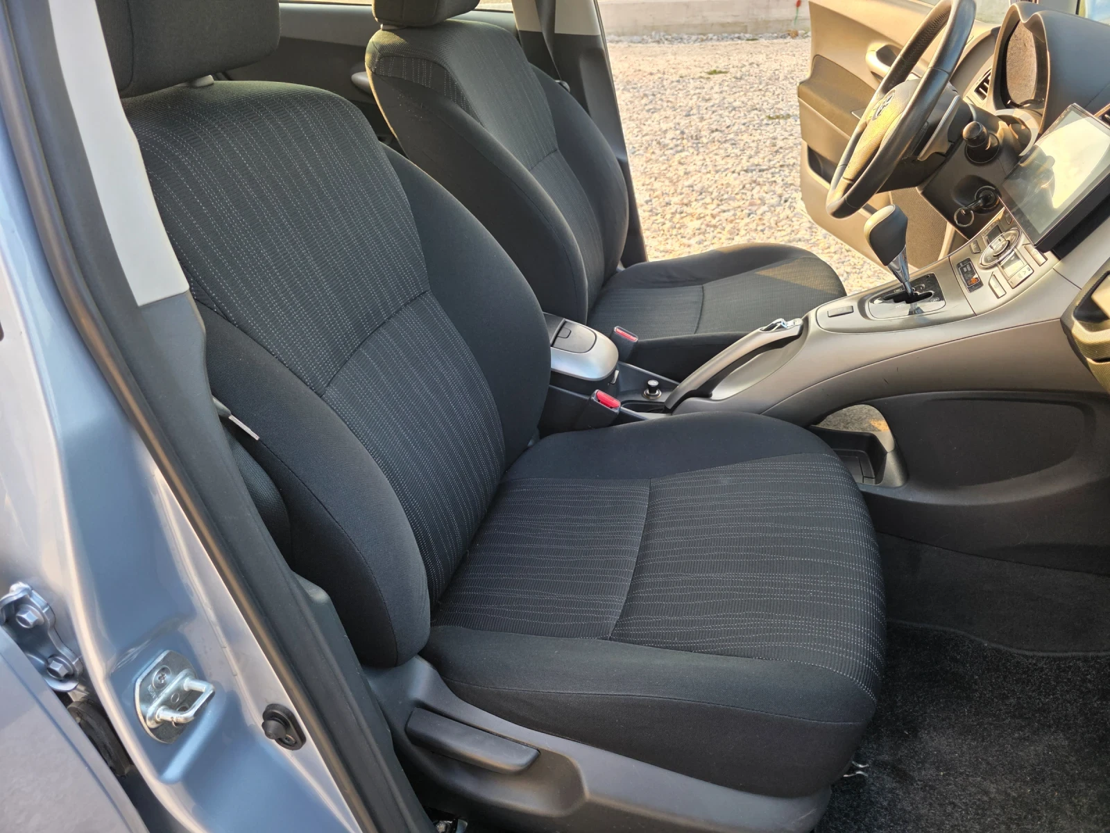 Toyota Auris 1.4 D4D Navi Автоматик Navi, снимка 8 - Автомобили и джипове - 55806692