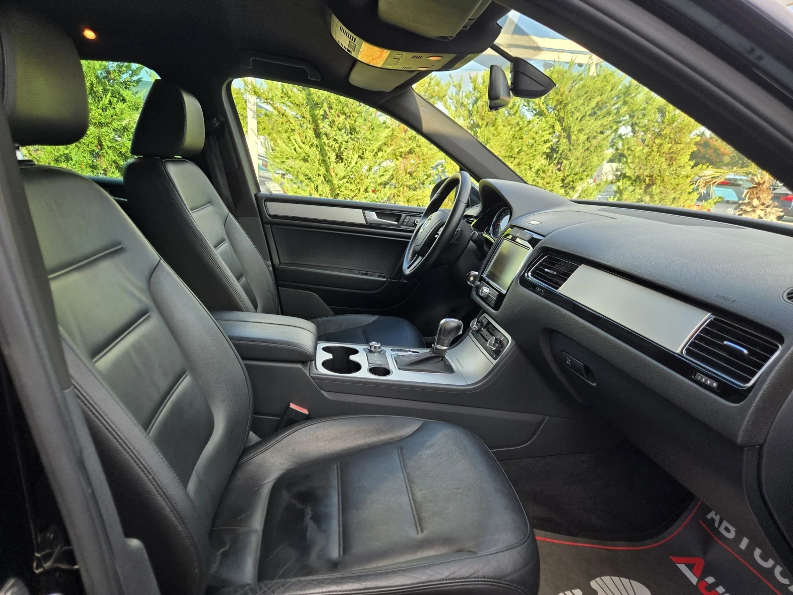 VW Touareg 3.0TDI-239кс= 8СК= 4Х4= LED= NAVI= ПОДГРЕВ, снимка 14 - Автомобили и джипове - 55729723