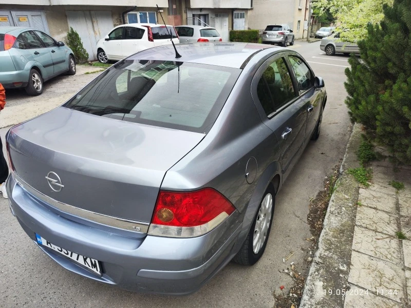 Opel Astra Седан, снимка 4 - Автомобили и джипове - 47392361