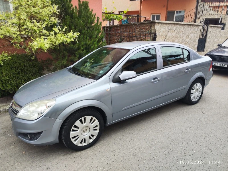 Opel Astra Седан, снимка 5 - Автомобили и джипове - 47392361