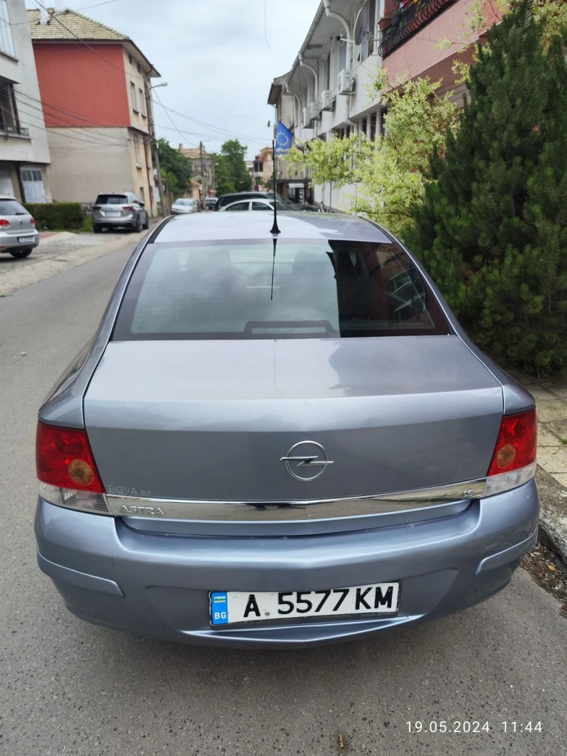 Opel Astra Седан, снимка 3 - Автомобили и джипове - 47392361