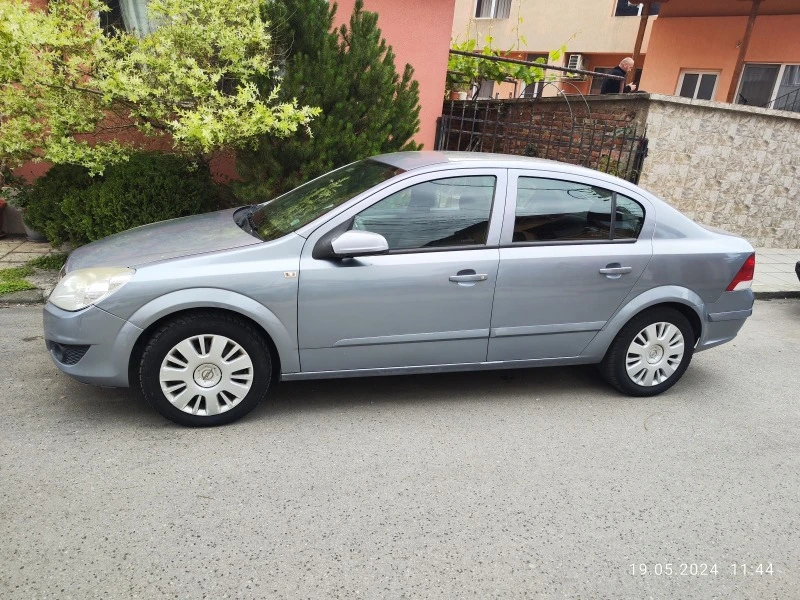 Opel Astra Седан, снимка 2 - Автомобили и джипове - 47392361