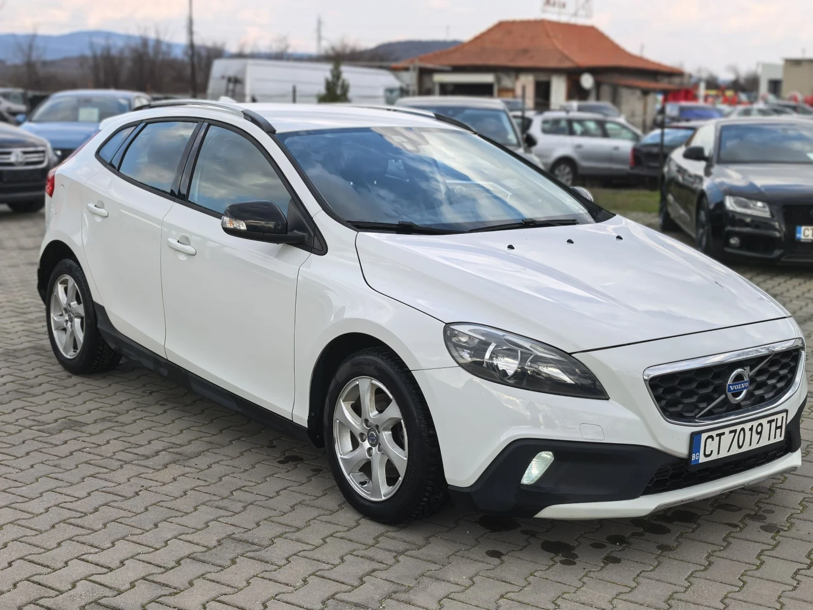 Volvo V40 Cross Country Автоматик Обслужена От-До Регистрация , снимка 8 - Автомобили и джипове - 53739539