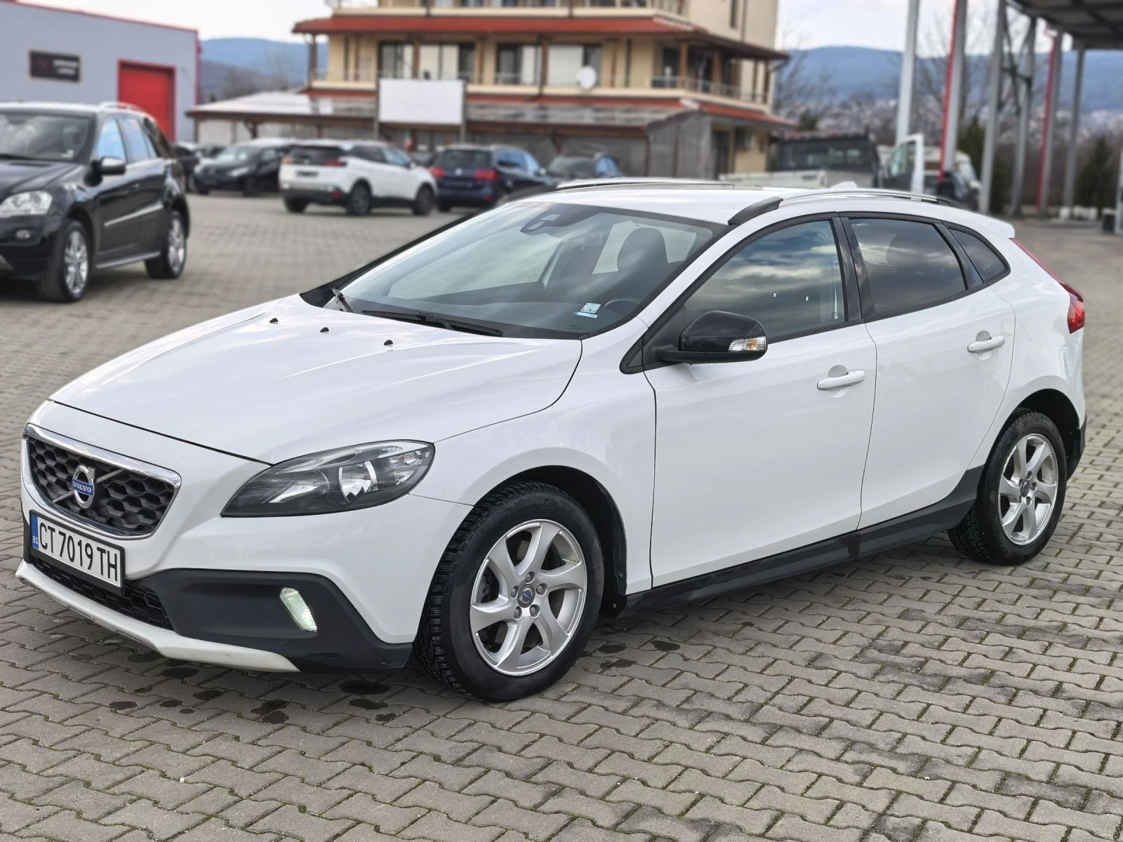 Volvo V40 Cross Country Автоматик Обслужена От-До Регистрация , снимка 2 - Автомобили и джипове - 53739539