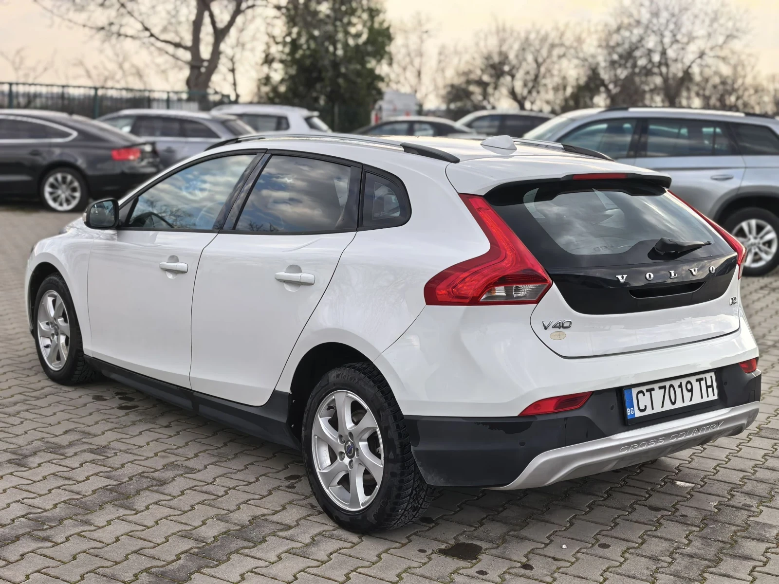 Volvo V40 Cross Country Автоматик Обслужена От-До Регистрация , снимка 4 - Автомобили и джипове - 53739539