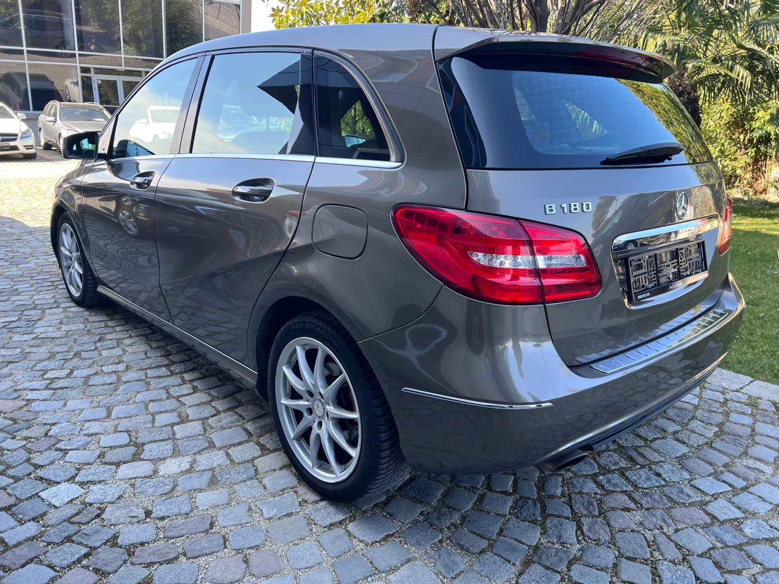Mercedes-Benz B 180 1.6i Premium Led, снимка 8 - Автомобили и джипове - 53782832