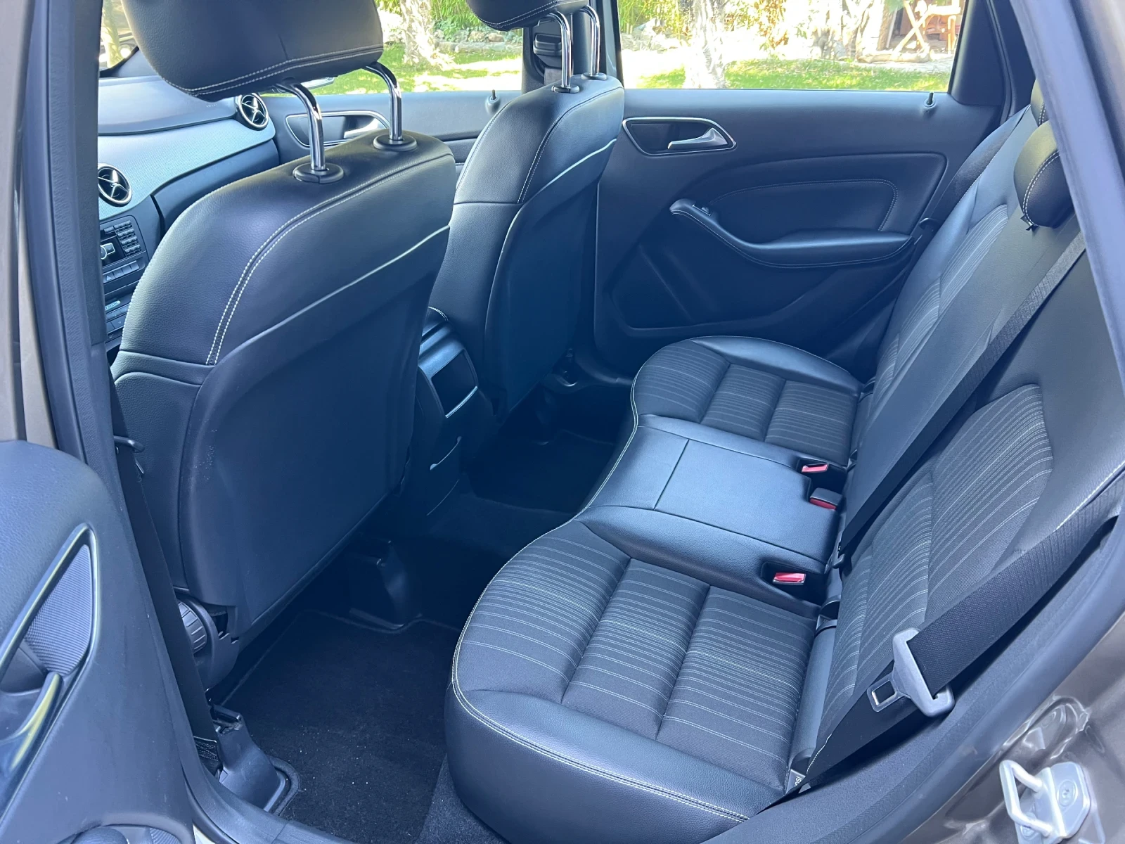 Mercedes-Benz B 180 1.6i Premium Led, снимка 11 - Автомобили и джипове - 53782832