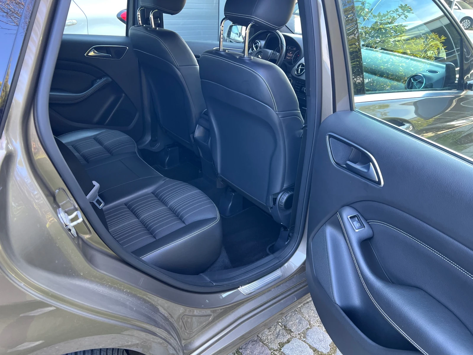 Mercedes-Benz B 180 1.6i Premium Led, снимка 13 - Автомобили и джипове - 53782832