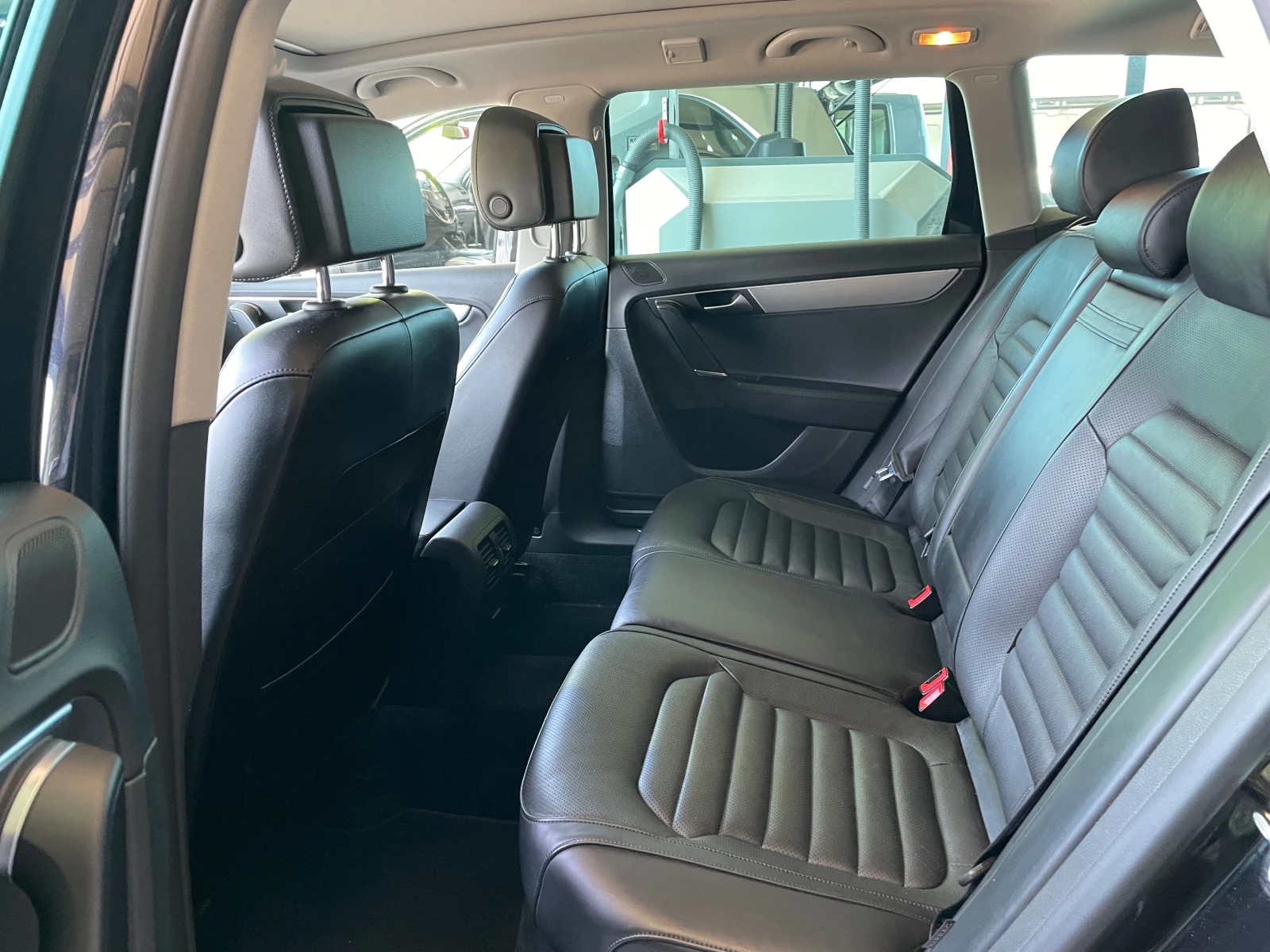 VW Passat 4Motion, DSG-6, DCC адаптивно окачване, keyless , снимка 11 - Автомобили и джипове - 54702902