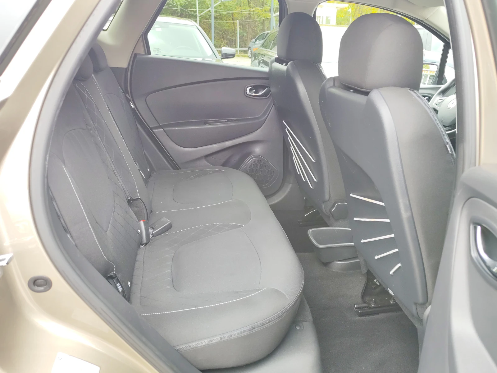 Renault Captur 0.9TCe* LED* NAVI* EURO 6B* , снимка 10 - Автомобили и джипове - 56744650
