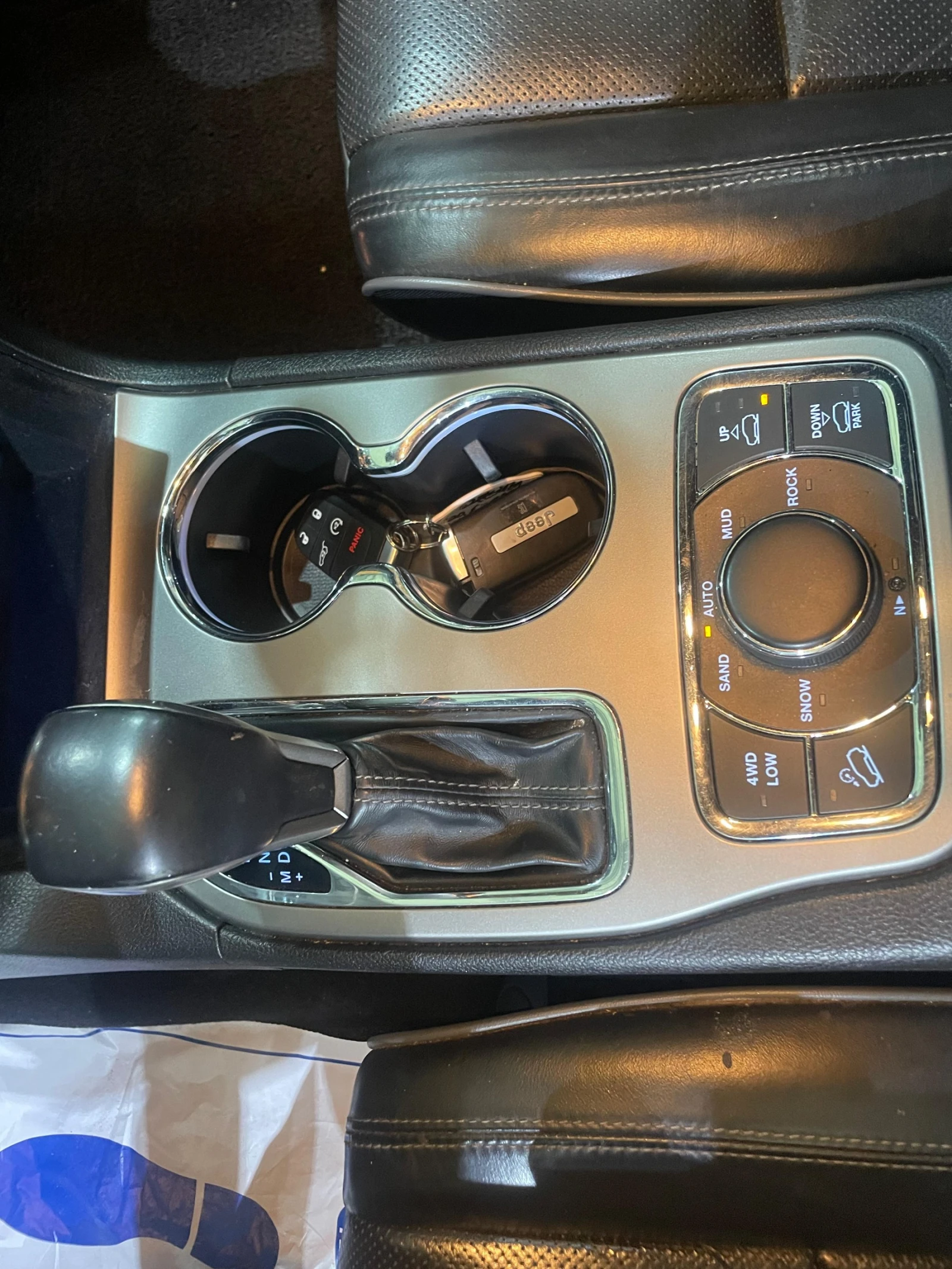 Jeep Grand cherokee 3.6 V6 ! Overland !, снимка 15 - Автомобили и джипове - 54947292