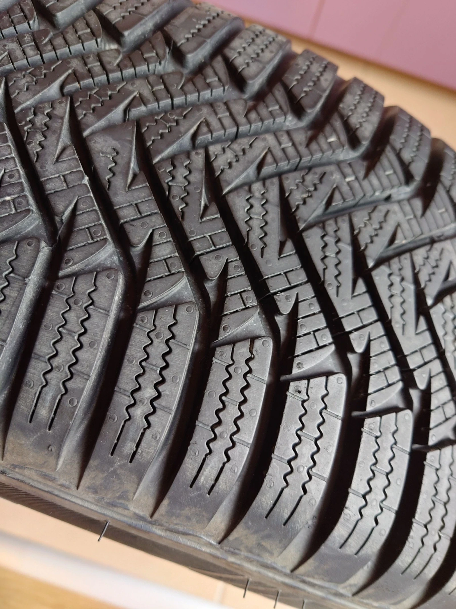 Гуми Зимни 205/55R16, снимка 2 - Гуми и джанти - 53179999