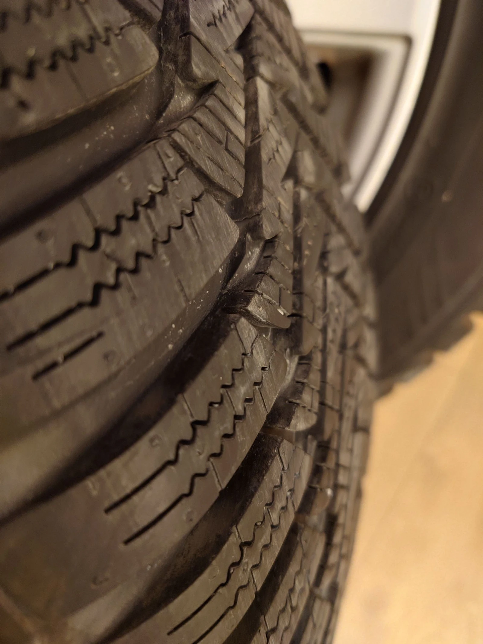 Гуми Зимни 205/55R16, снимка 4 - Гуми и джанти - 53179999