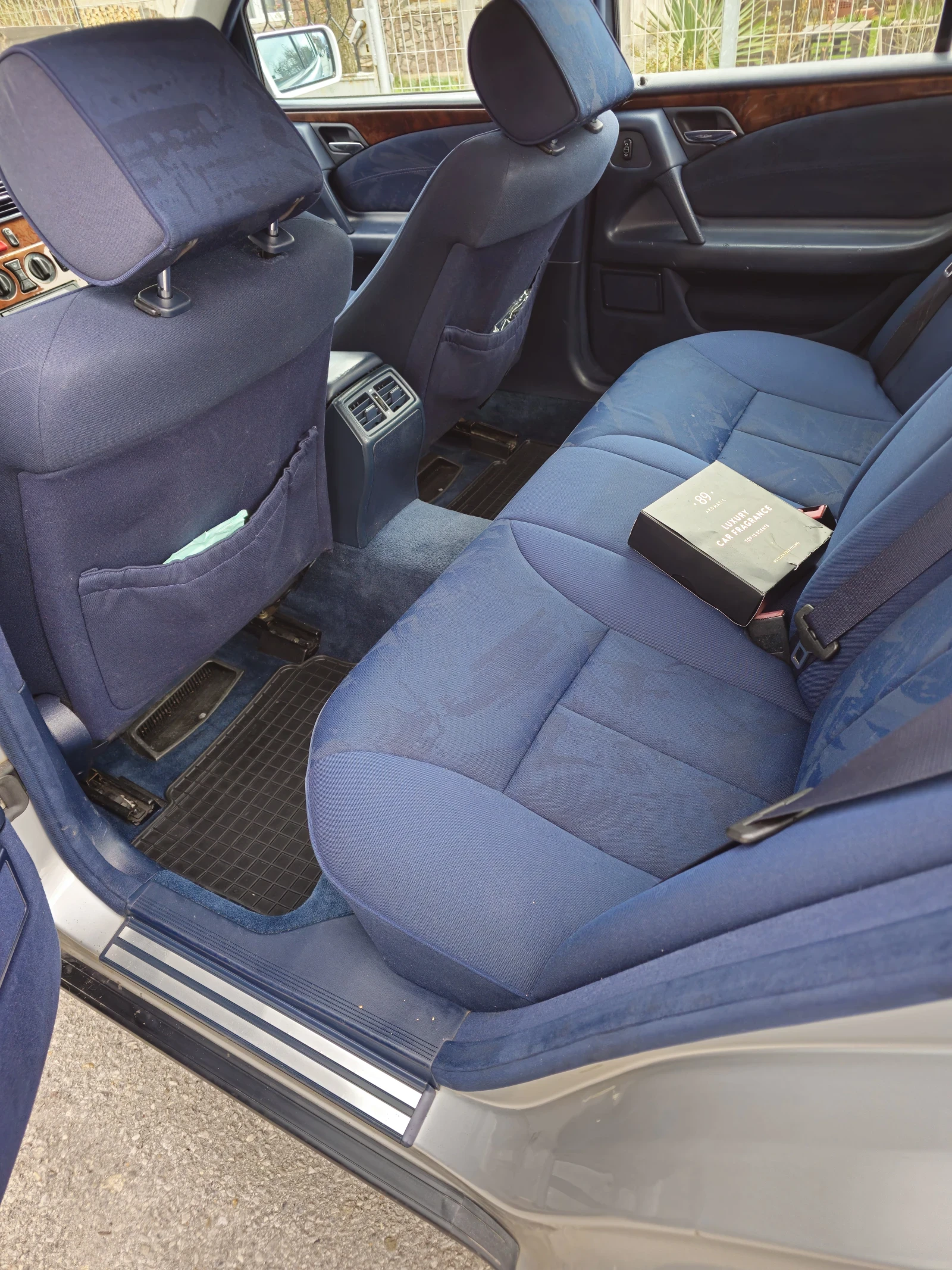 Mercedes-Benz E 220, снимка 4 - Автомобили и джипове - 54127131