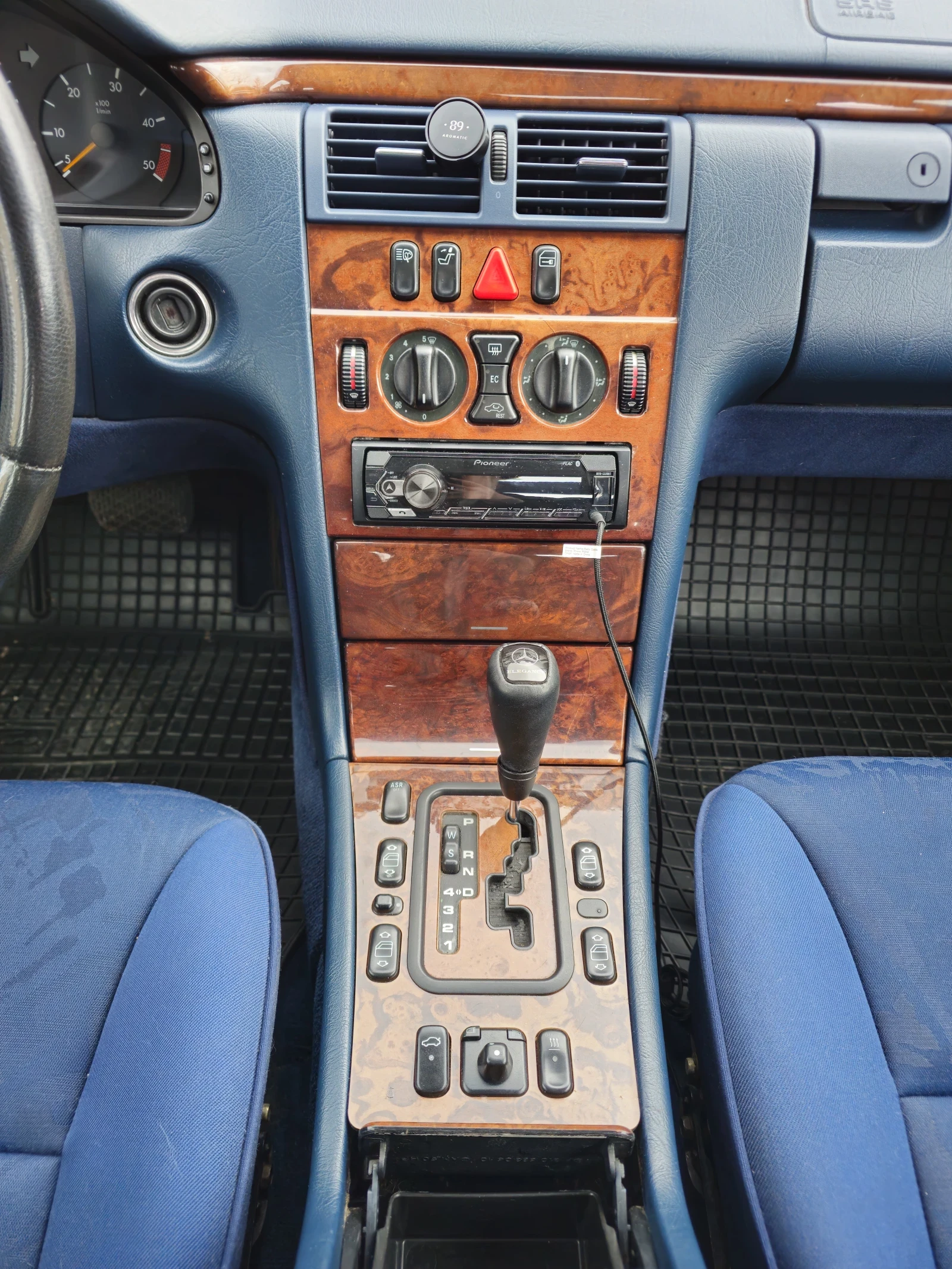 Mercedes-Benz E 220, снимка 5 - Автомобили и джипове - 54127131