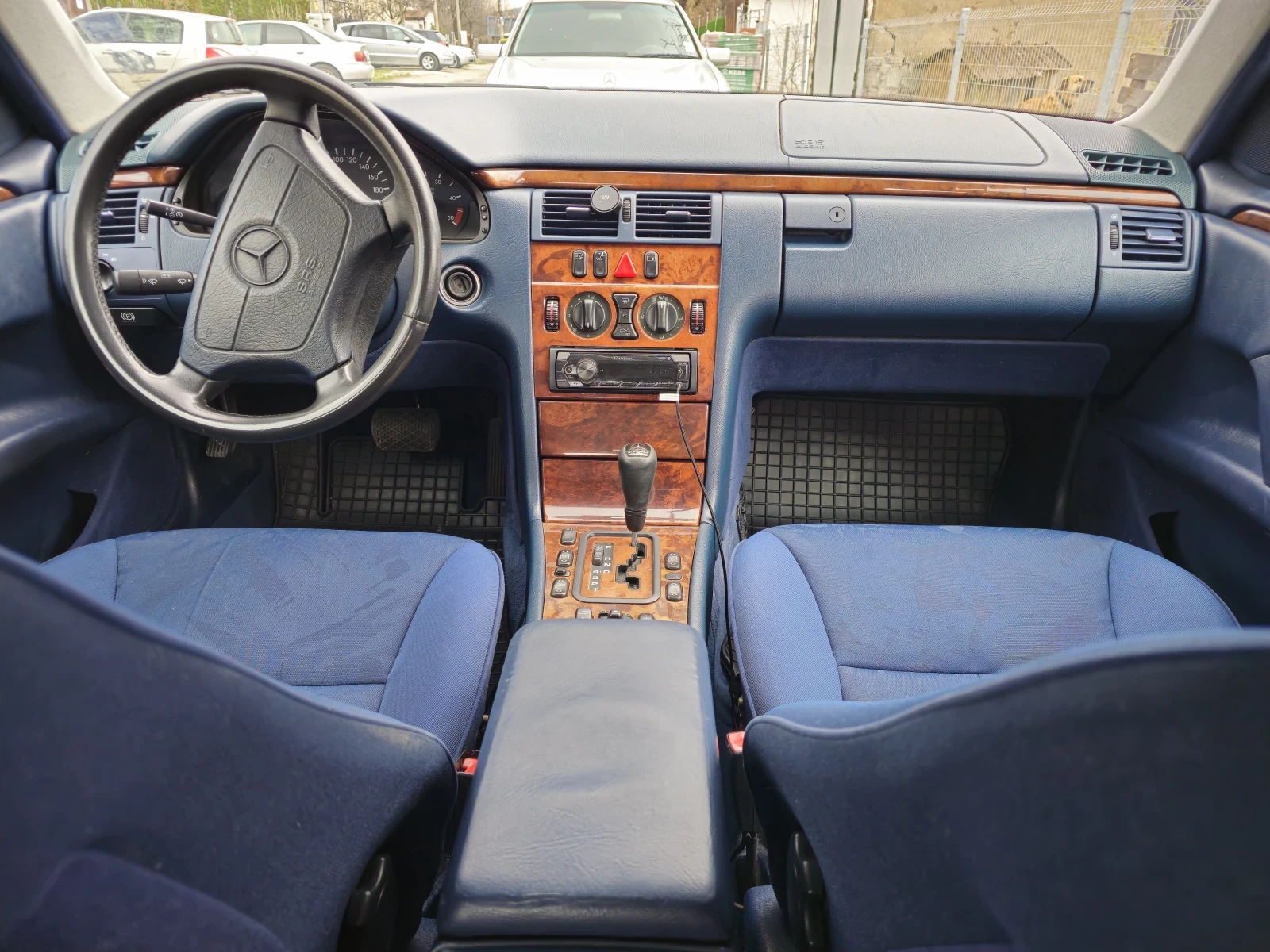 Mercedes-Benz E 220, снимка 6 - Автомобили и джипове - 54127131