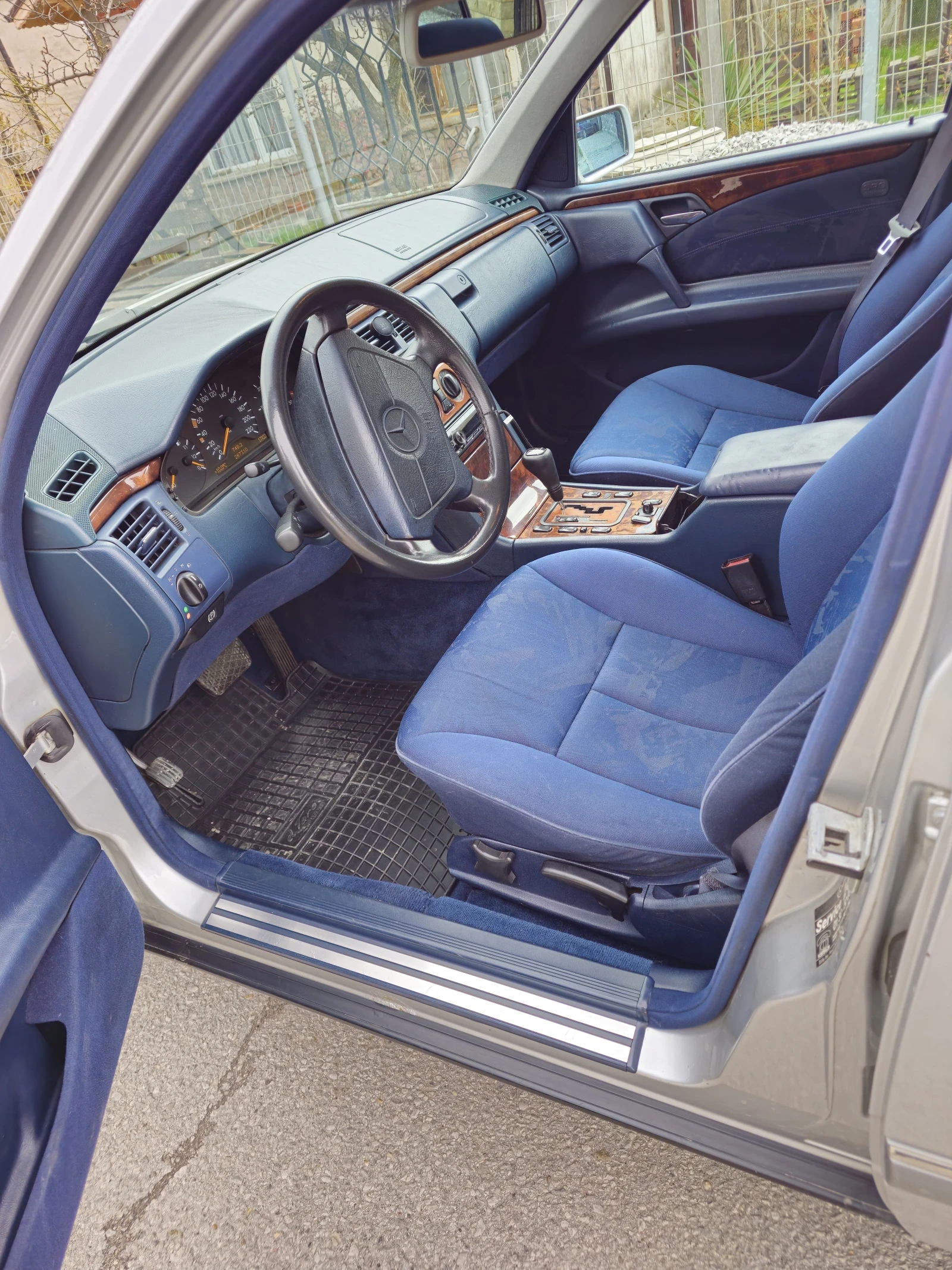 Mercedes-Benz E 220, снимка 8 - Автомобили и джипове - 54127131