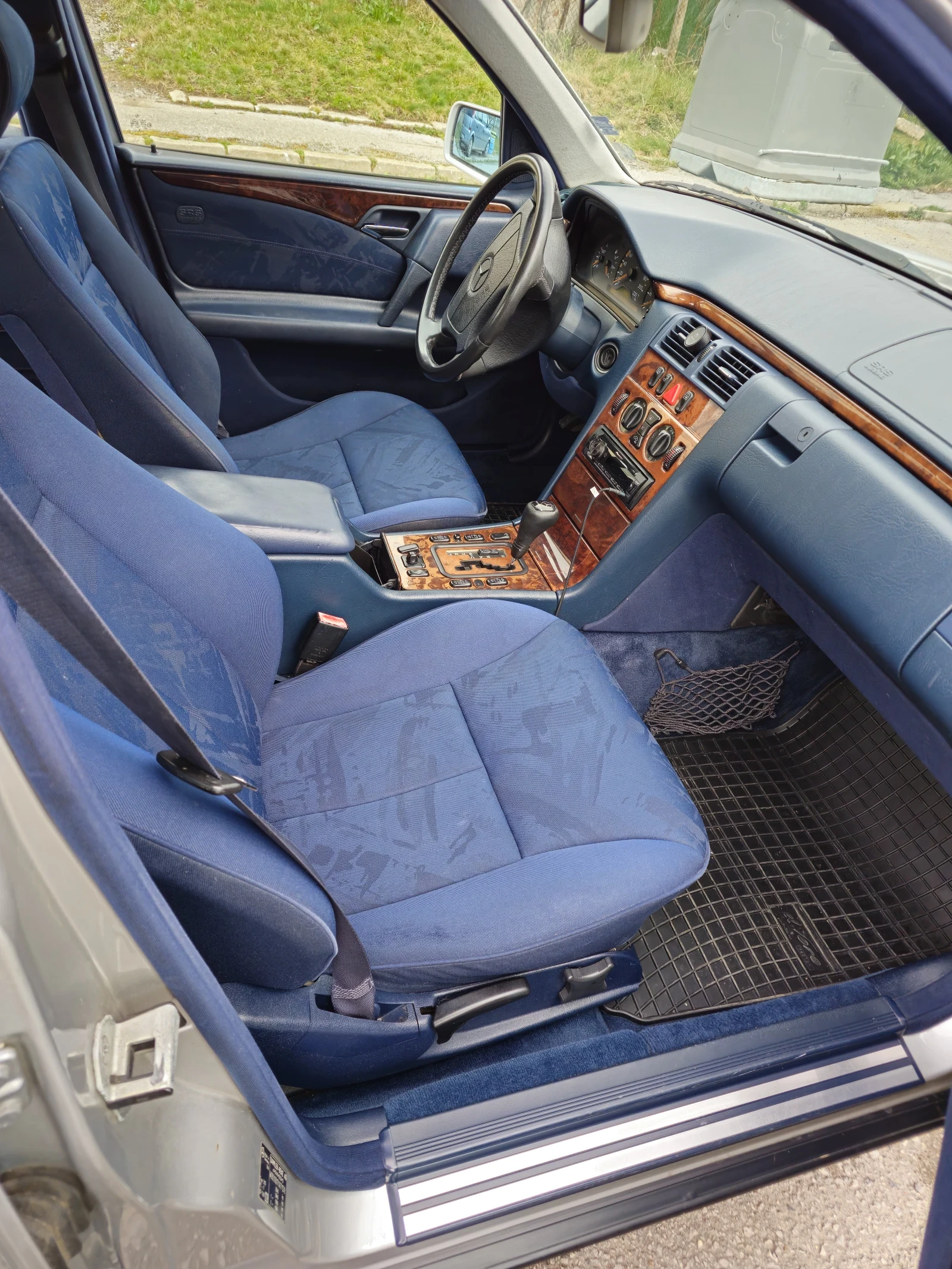 Mercedes-Benz E 220, снимка 7 - Автомобили и джипове - 54127131