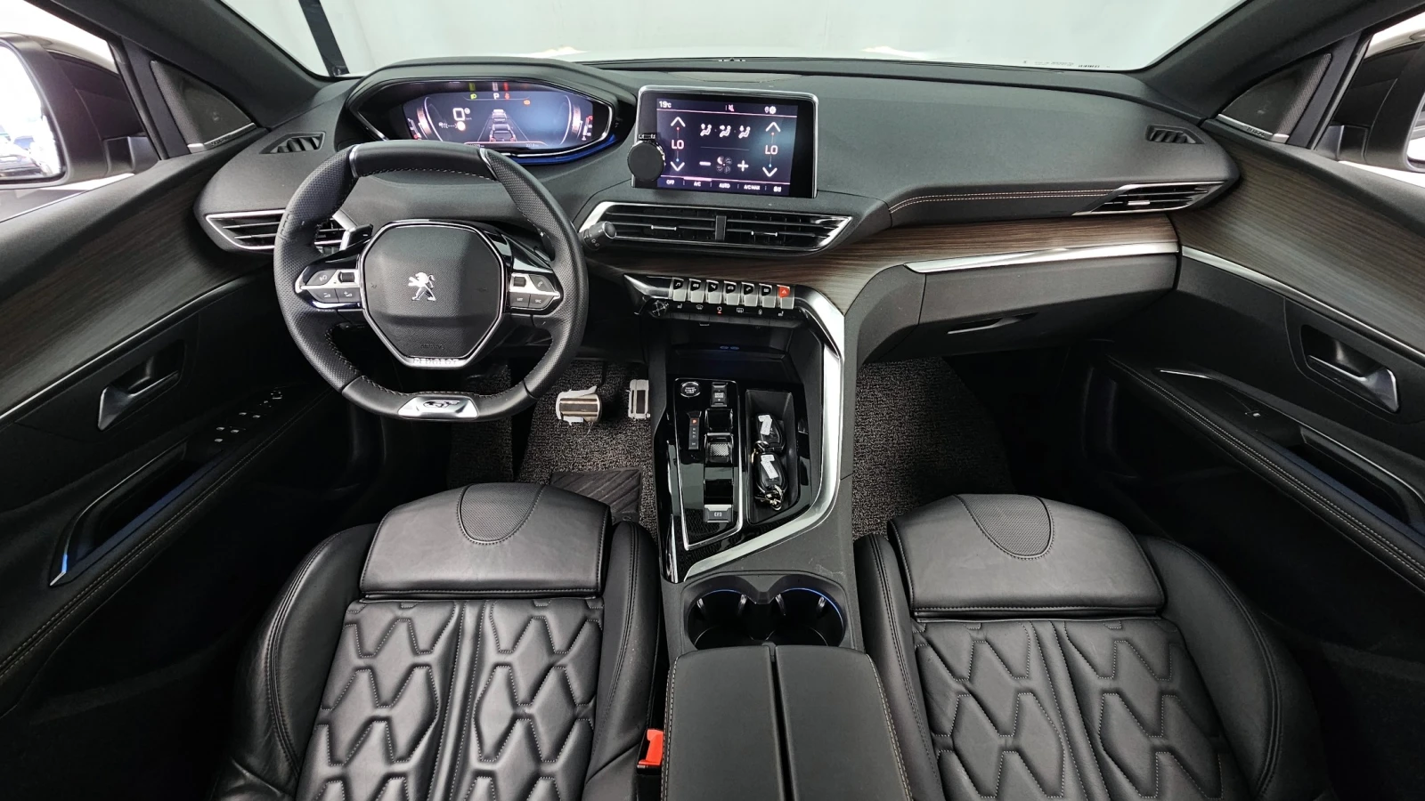 Peugeot 3008 | Панорама | Масаж | Адаптивен круиз, снимка 6 - Автомобили и джипове - 54812991
