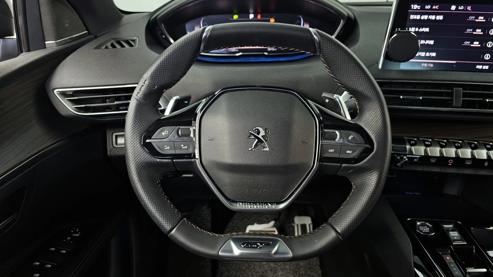 Peugeot 3008 | Панорама | Масаж | Адаптивен круиз, снимка 11 - Автомобили и джипове - 54812991