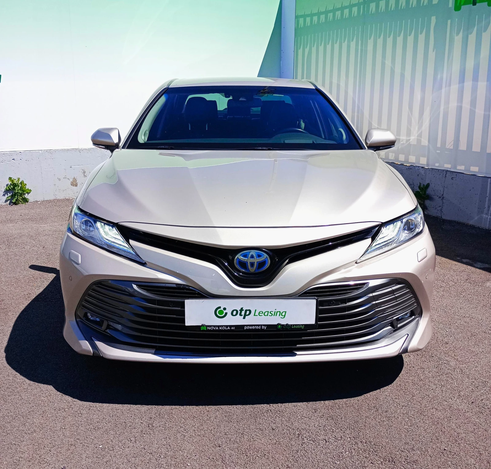 Toyota Camry Гаранционен, снимка 2 - Автомобили и джипове - 54913995