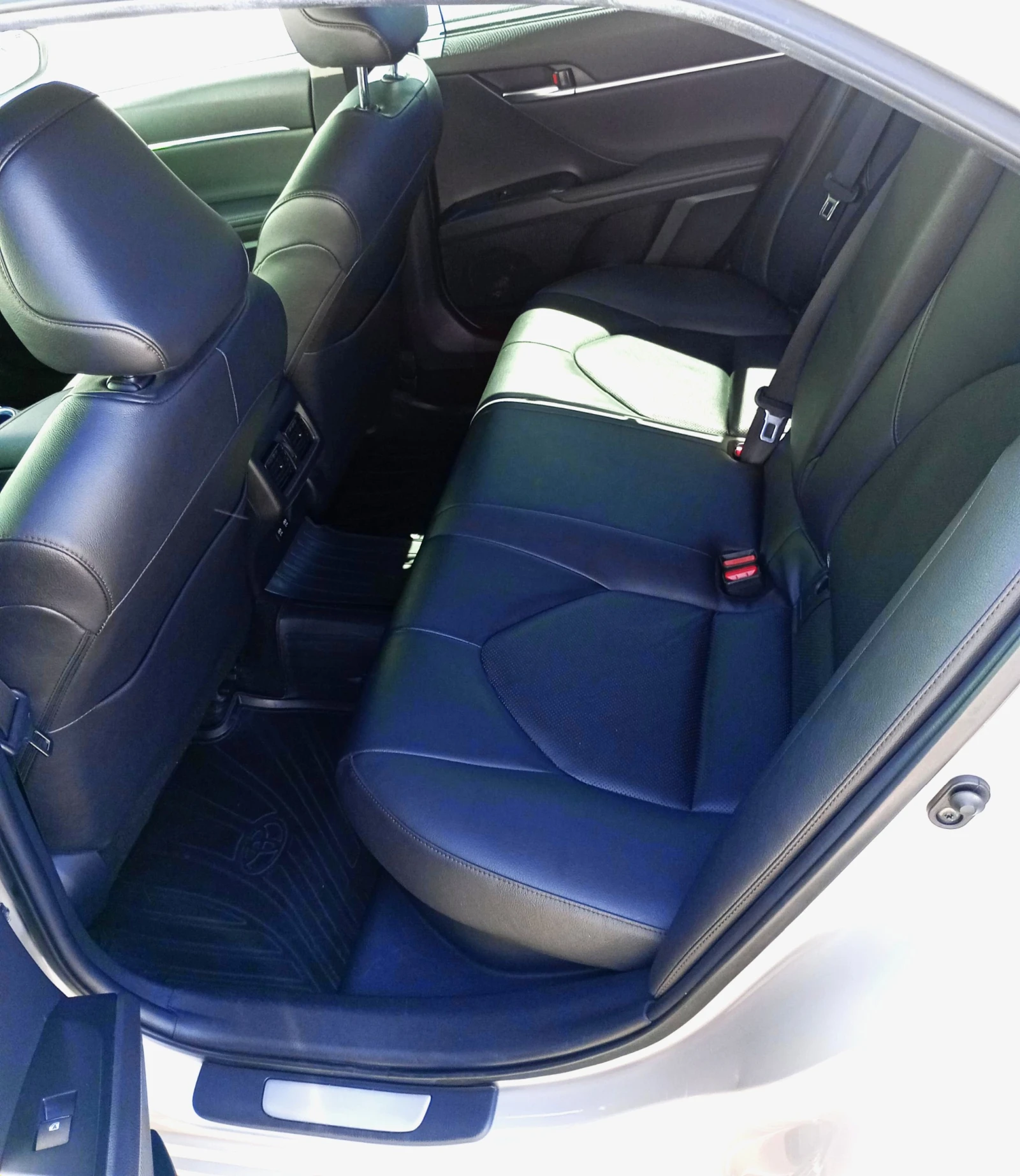Toyota Camry Гаранционен, снимка 8 - Автомобили и джипове - 54913995