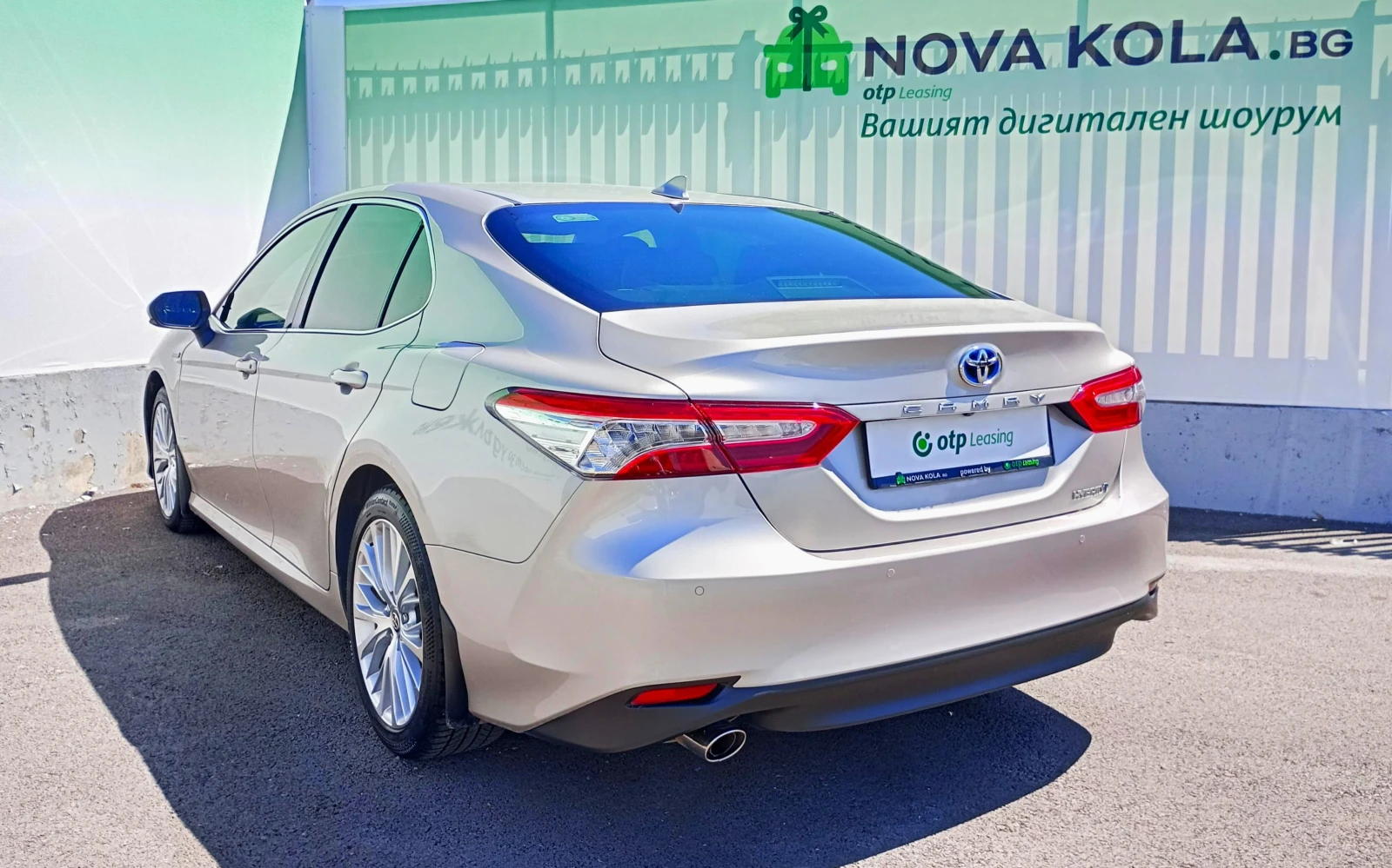 Toyota Camry Гаранционен, снимка 4 - Автомобили и джипове - 54913995