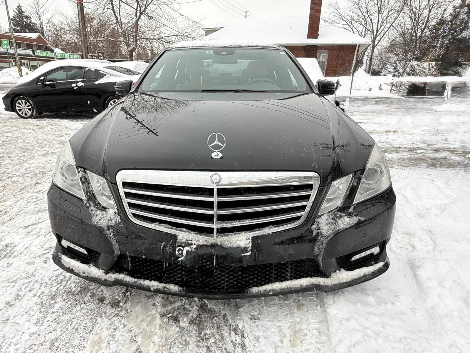 Mercedes-Benz E 350 * 4MATIC* AMG PACK* PANO* H&K* CARFAX*  - изображение 4