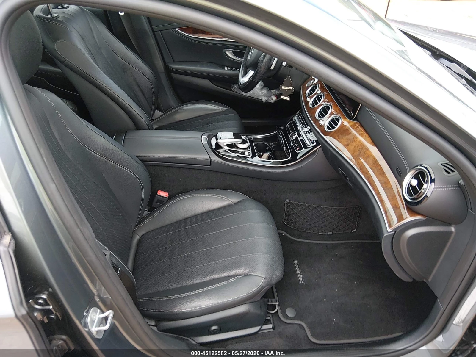 Mercedes-Benz E 300 4MATIC LUXURY* ПОДГРЕВ* BURMESTER* АМБИЕНТ* КАМЕРА, снимка 8 - Автомобили и джипове - 54810932