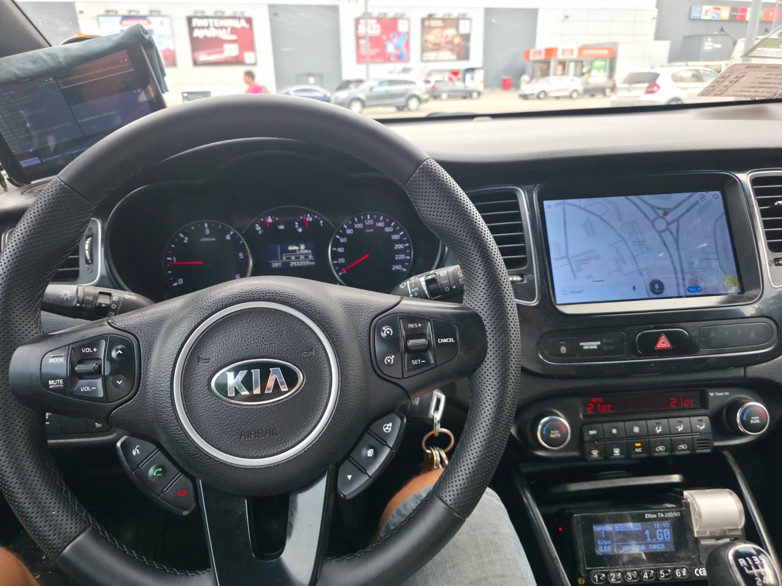Kia Carens 1.7 CRDI, снимка 6 - Автомобили и джипове - 55928597