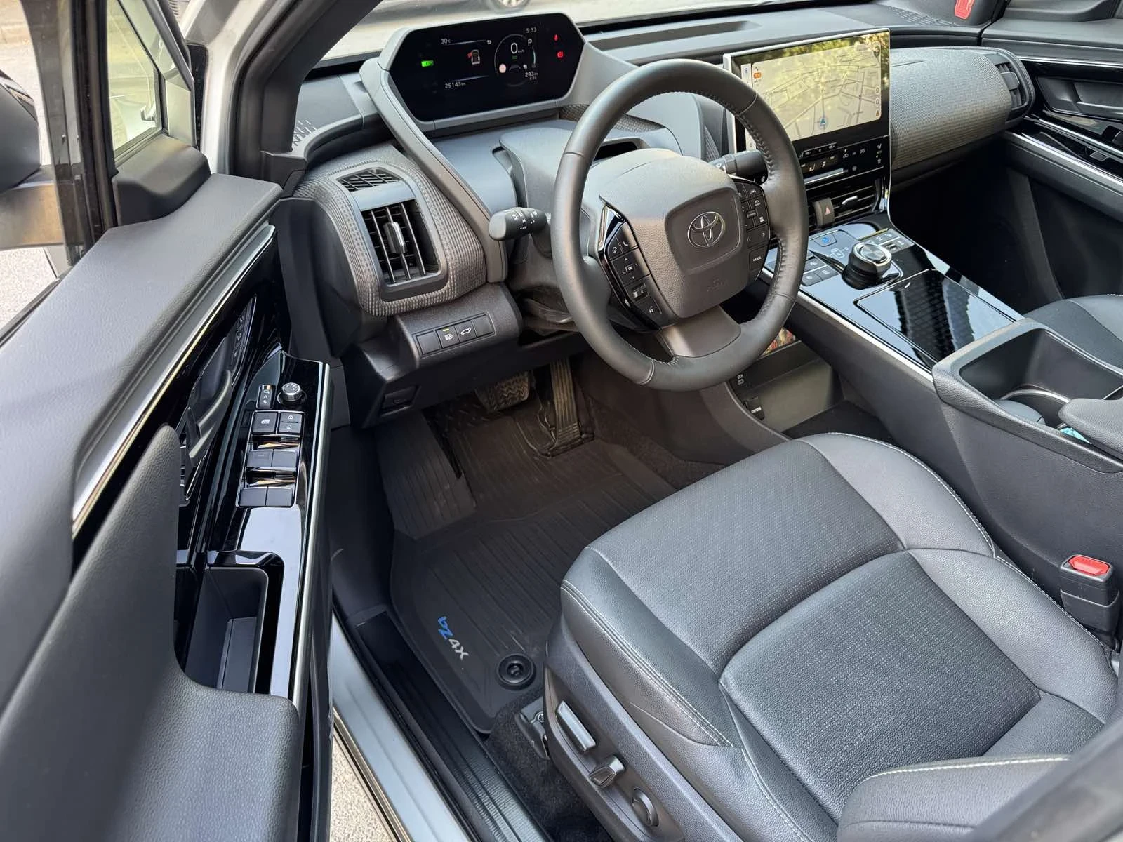 Toyota bZ4X, снимка 8 - Автомобили и джипове - 56159563