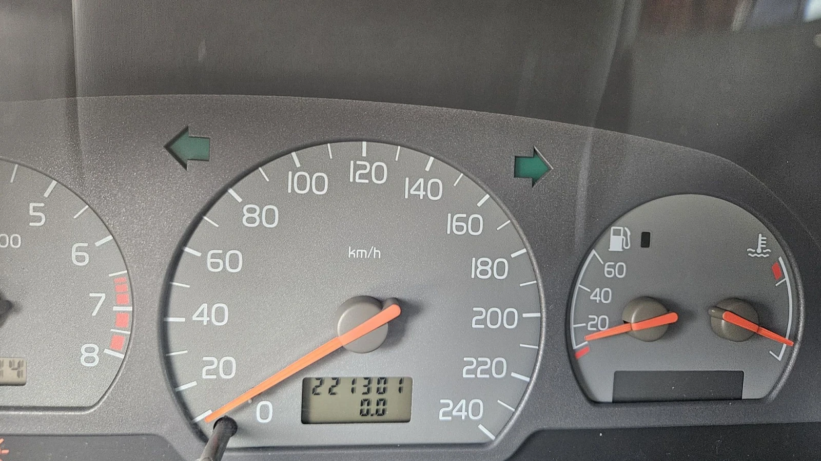 Volvo V40 1.8 i, снимка 15 - Автомобили и джипове - 56184612