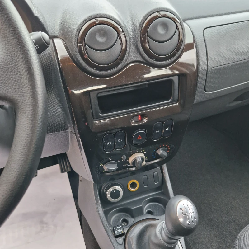 Dacia Duster 1.6i LPG , 4X4, снимка 7 - Автомобили и джипове - 52695881