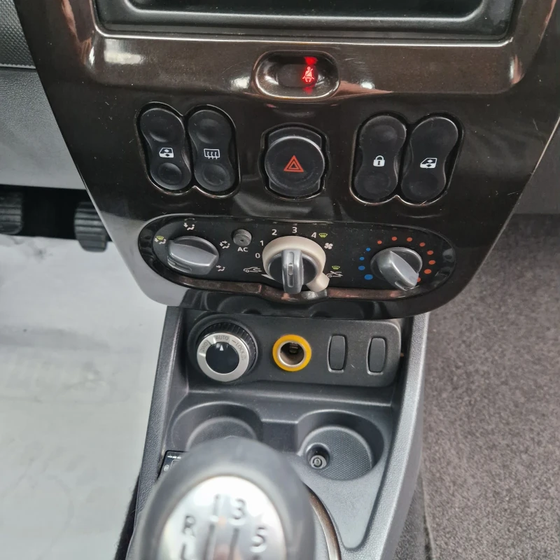 Dacia Duster 1.6i LPG , 4X4, снимка 12 - Автомобили и джипове - 52695881