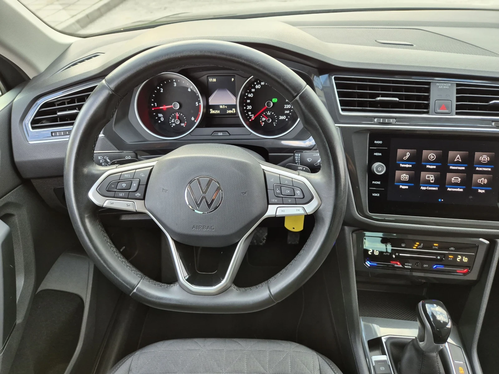 VW Tiguan 2.0TDI 4Motion Face DSG7 Distr Assist, снимка 14 - Автомобили и джипове - 53985491