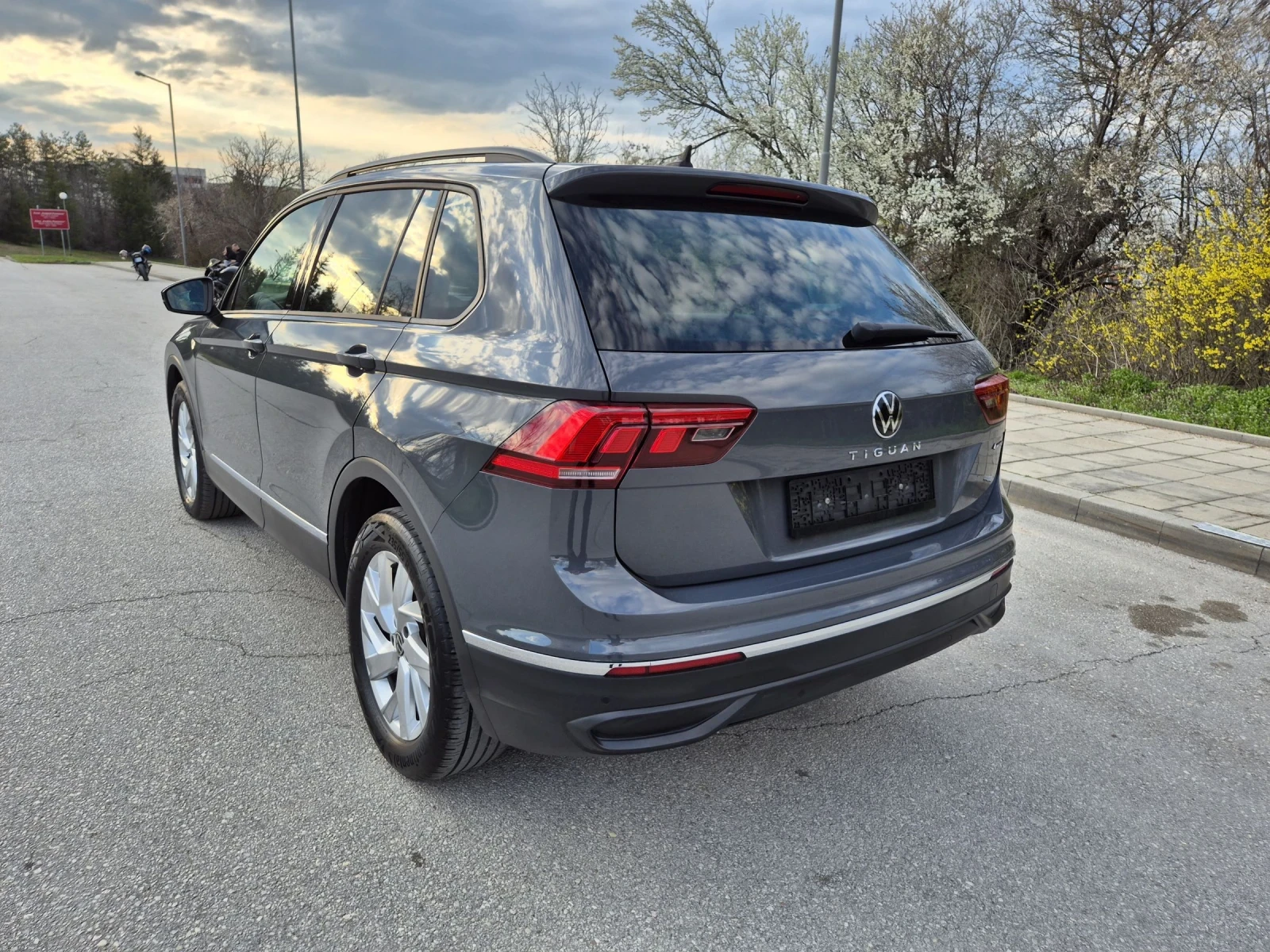 VW Tiguan 2.0TDI 4Motion Face DSG7 Distr Assist, снимка 3 - Автомобили и джипове - 53985491