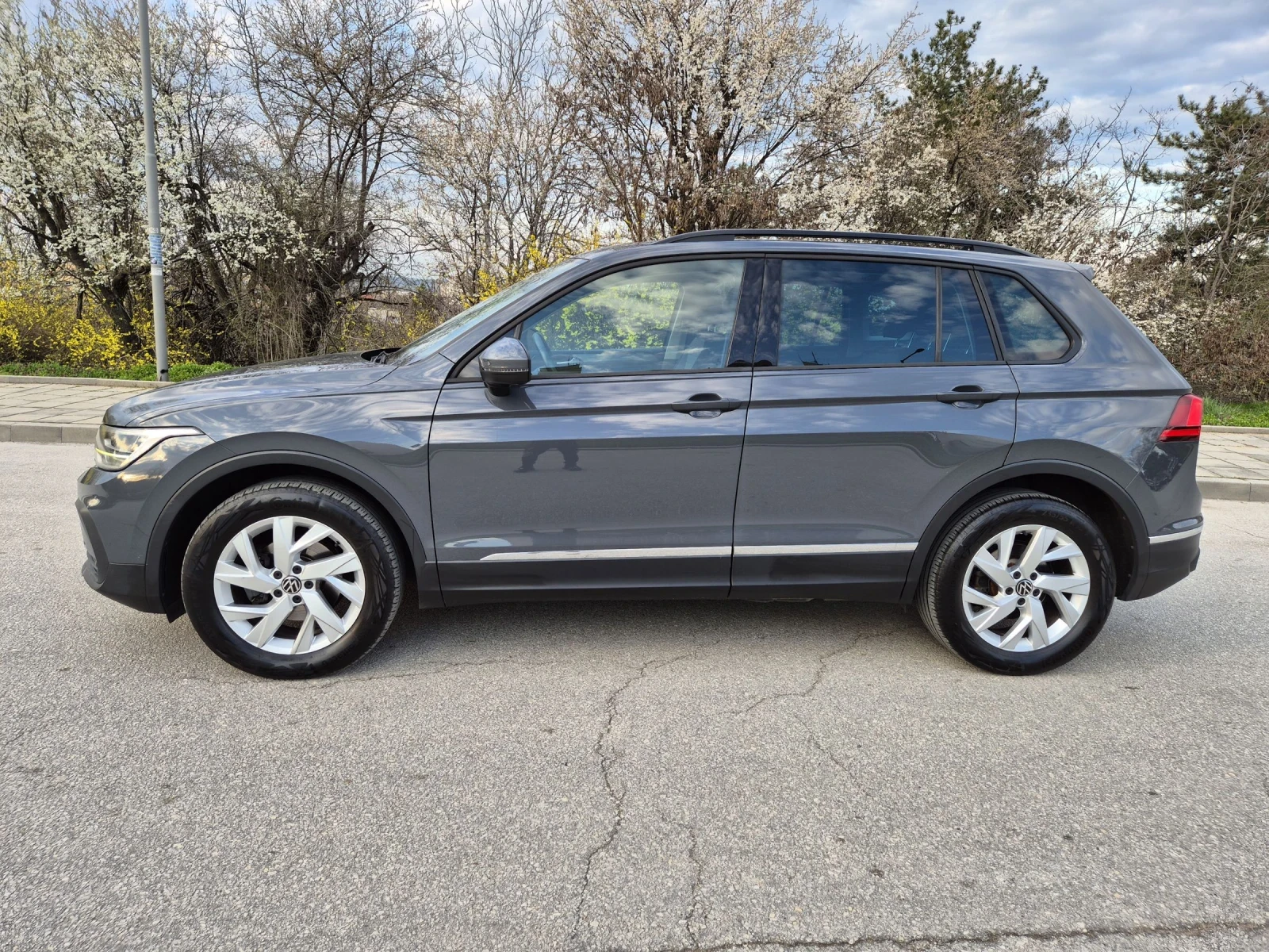 VW Tiguan 2.0TDI 4Motion Face DSG7 Distr Assist, снимка 7 - Автомобили и джипове - 53985491