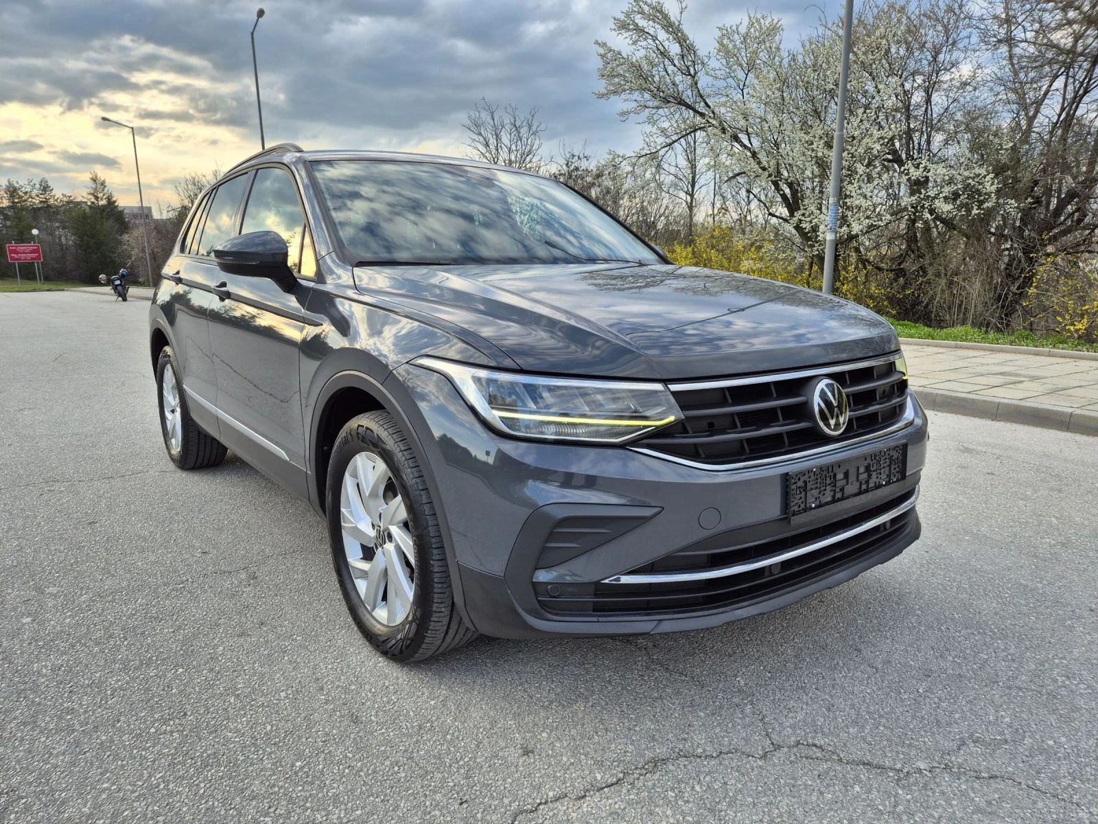 VW Tiguan 2.0TDI 4Motion Face DSG7 Distr Assist, снимка 2 - Автомобили и джипове - 53985491