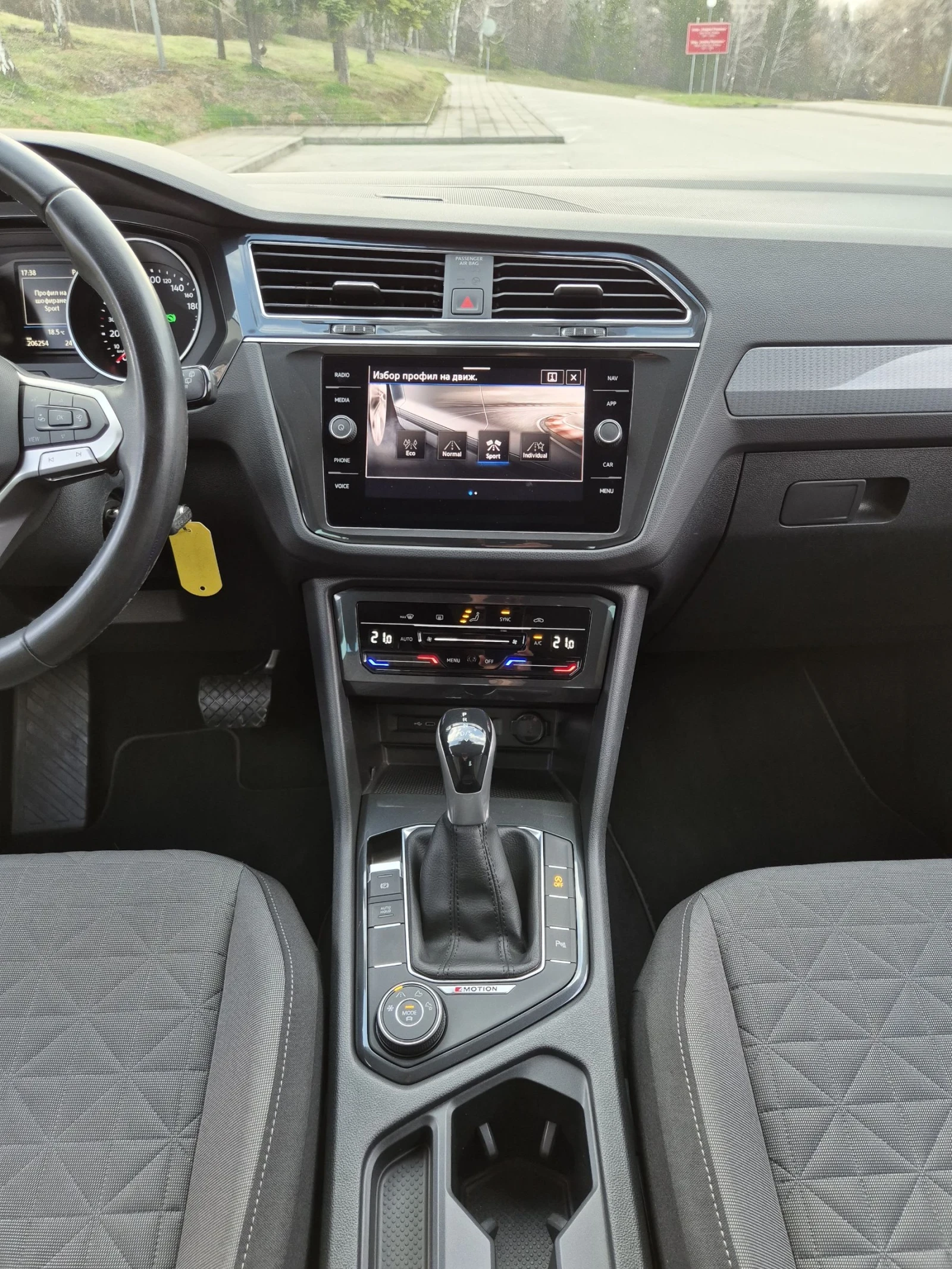 VW Tiguan 2.0TDI 4Motion Face DSG7 Distr Assist, снимка 15 - Автомобили и джипове - 53985491