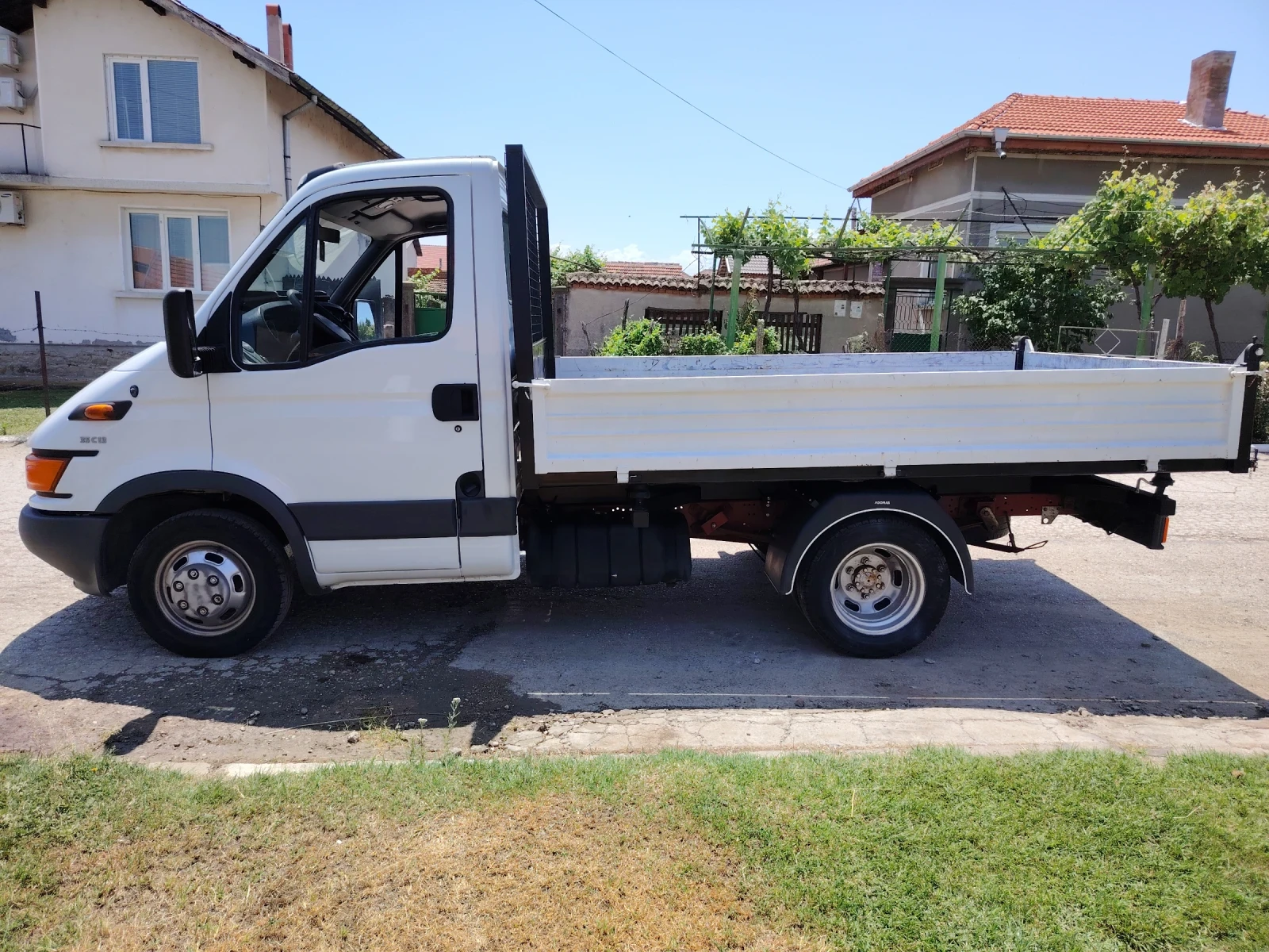 Iveco 35c13 Тристранен самосвал 2.8 D + Мини Багер JCB 1.8т - изображение 2