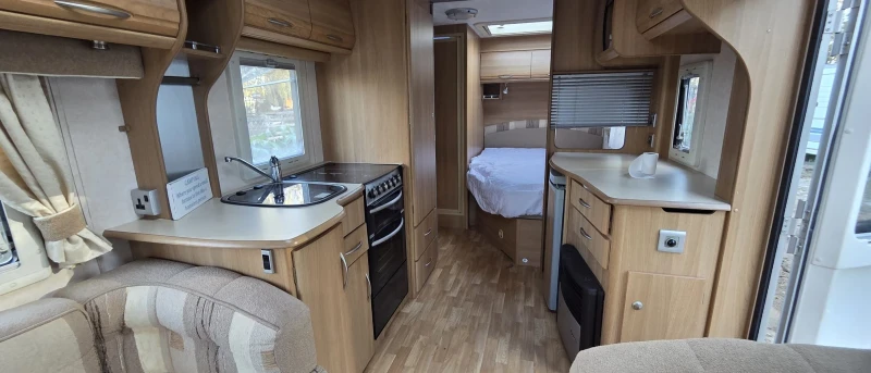 Каравана Coachmen Vip, снимка 9 - Каравани и кемпери - 52539652