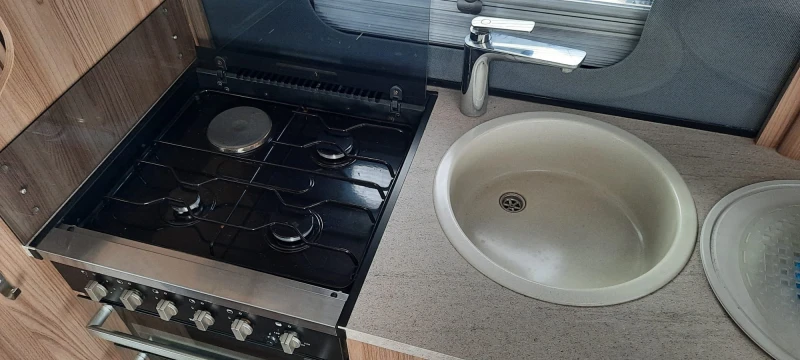 Каравана Sprite Cruzer 492 SR, снимка 10 - Каравани и кемпери - 53445576