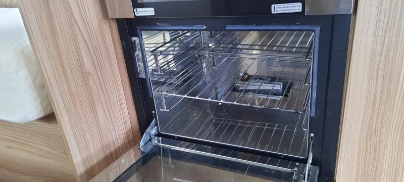 Каравана Sprite Cruzer 492 SR, снимка 4 - Каравани и кемпери - 53445576