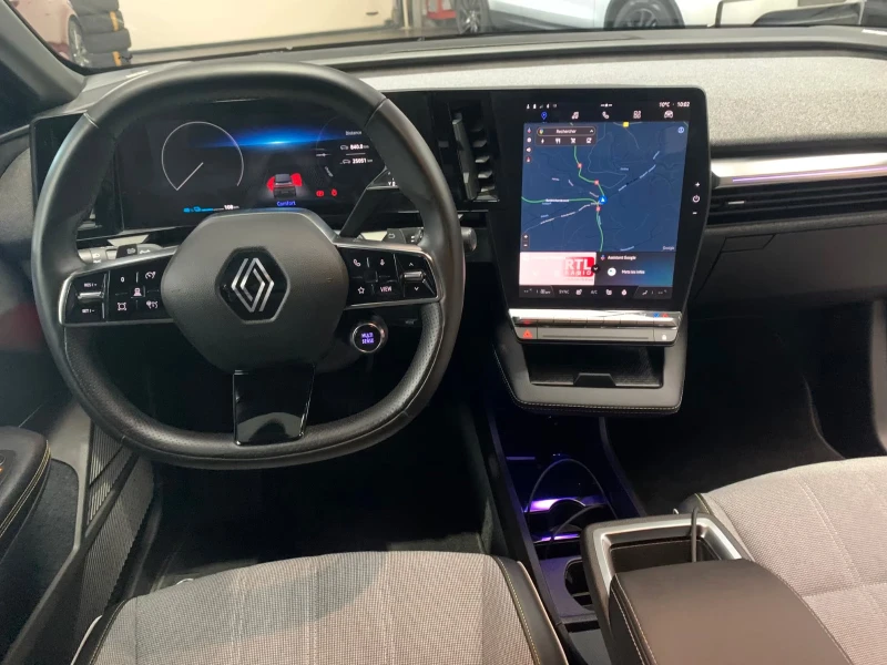 Renault Megane TECHNO/220HP/NAVI/360/LED/E-TECH/EV60/KLESS/316g, снимка 10 - Автомобили и джипове - 51692261