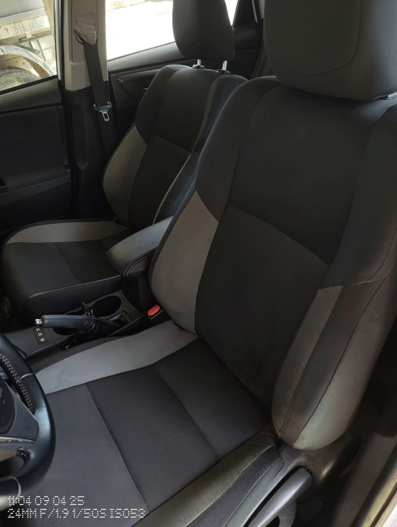 Toyota Auris Hybrid Led, снимка 15 - Автомобили и джипове - 52670203