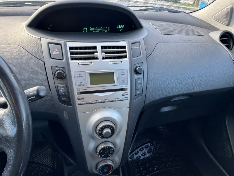 Toyota Yaris Автоматик!, снимка 7 - Автомобили и джипове - 53237532