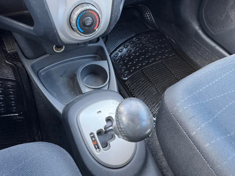 Toyota Yaris Автоматик!, снимка 8 - Автомобили и джипове - 53237532